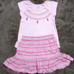 ピンクの刺繍Tシャツとキュロットセット