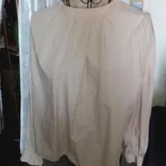 ベージュの長袖シャツ