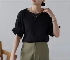 ボンジュールサガン　袖タックTシャツ　ブラック 半袖カットソーのサムネイル