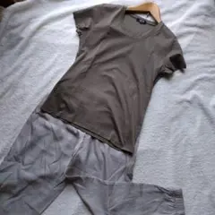カーキ半袖Tシャツとグレーのパンツ