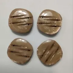 レトロボタン　18ミリ✕4個　ベージュ色✕小さくゴールドオシャレ　388