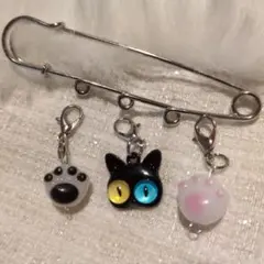 猫さんと肉球のチャーム、ピンの3点セット