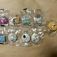 くら寿司　スヌーピー　ビッくらポン　クリアキーホルダー　缶バッジのサムネイル