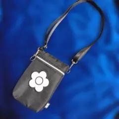 マリークワント スマホショルダーバッグ ブラック 花デザイン