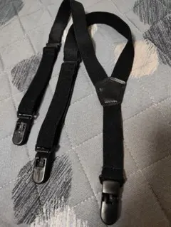 3 개의 클립 클로저가 달린 블랙 멜빵