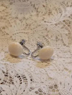 最終値下げ価格！希少　ヴィンテージ　ホワイトイヤリング　５０年前のもの