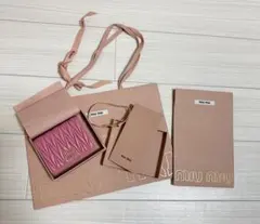 全新 Miu Miu マテラッセレザー 折り財布 ベゴニアピンクのサムネイル