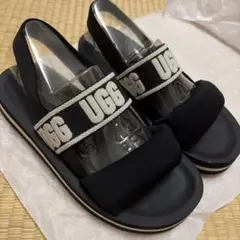 UGG ブラック サンダル ストラップ付き - メルカリ