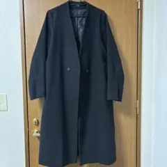 黒のダブルボタンロングコート