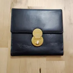 黒レザー 二つ折り財布 ボタン留め具