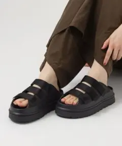 UGG❤️GOLDENGLOW size US5 （22cm）ブラック サンダル - メルカリ