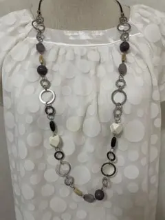 ウッド＆メタルビーズのサークルモチーフロングネックレス