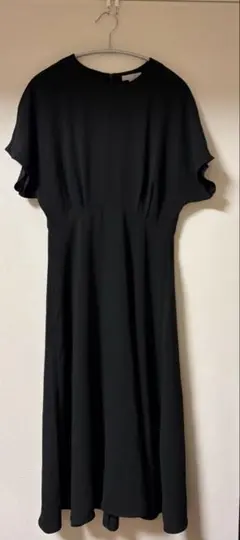 H&M 半袖ワンピース　膝下丈　ブラック