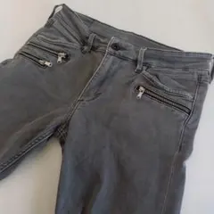 グレー スリムフィット デニムパンツ