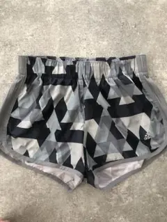 adidas 幾何学模様ショートパンツ