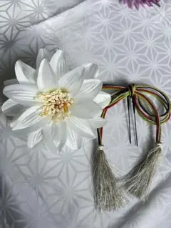 白い花と多色リボンの髪飾り