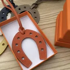 大人気！馬蹄 レザーバックチャーム オレンジ ホースシュー