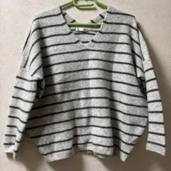 SALE 羊毛　グレーと黒のストライプ Vネックニット