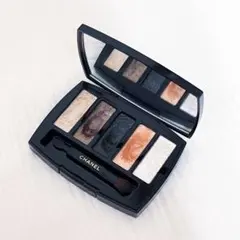 CHANEL クリスマスアイシャドウパレット - メルカリ