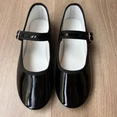 黒のエナメルシューズ