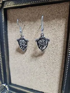 ARO 薔薇 ヴィンテージ風ピアス