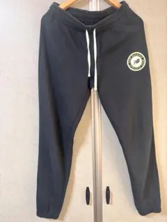 ロゴ入り黒ジョガーパンツ