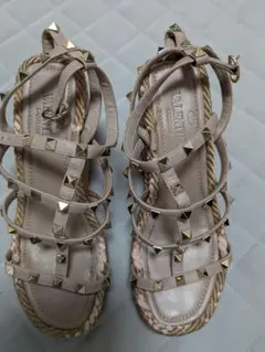 Valentino スタッズ付きサンダル ベージュ