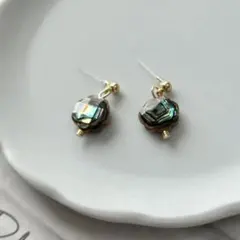 ８８１小ぶりアバロンシェル多面フラワー　樹脂ピアス　イヤリング変更可能