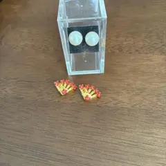 パールと赤い装飾のピアスセット