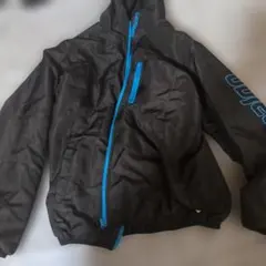黒と青のフード付きジャケット