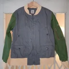 グレーとグリーンのボンバージャケット