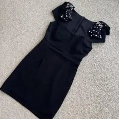 dazzyパール付きリボン肩の黒タイトドレス
