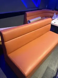オレンジ色の合成皮革ソファ