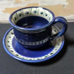青い陶器のカップ＆ソーサー
