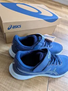 新品　asicsレイザービーム ネイビー 22.0cm　ジュニア　箱タグ付き