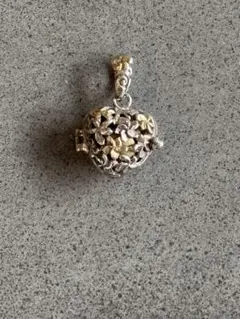 シルバー　花模様チャーム