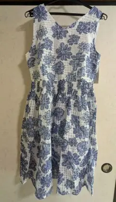 花柄ノースリーブひざ丈ワンピース