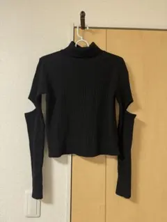 黒いリブ編みオフショルダー長袖ニット