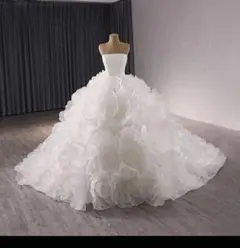 ボリュームフリル ホワイトウェディングドレス