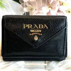 ✨美品✨ プラダ 三つ折り財布 金ロゴ レター型 ヴィッテロダイノ シボ