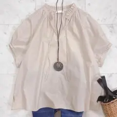 美品✨ボールジィ　ネックフリルブラウス　トゥモローランド　日本製　ライトベージュのサムネイル