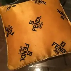 FENDI ロゴ入り ゴールドクッション　ミニ15×15センチ　ディスプレー