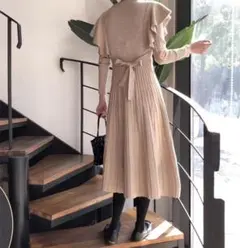 ベージュ フリルプリーツ ロングワンピース
