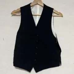 黒のノースリーブベスト