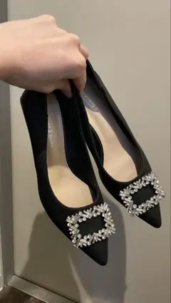 ビジュー付きブラックパンプス