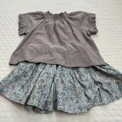 90サイズ フリル付きトップス　花柄スカートのセット