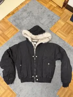 フード付き黒ダウンジャケット