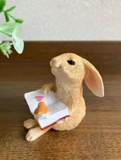 ウサギの本を持つ置物 約10cm