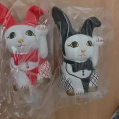 現代美術二等兵の招き猫　　千客万来　夜の招き猫黒赤