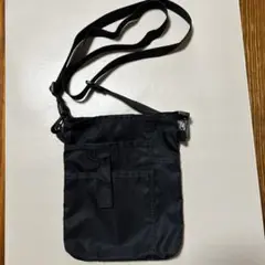 黒いナイロンショルダーバッグ